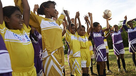 Sie können unser Plan-Projekt in Brasilien unterstützen und vier Spielerinnen ein Trikot spenden.