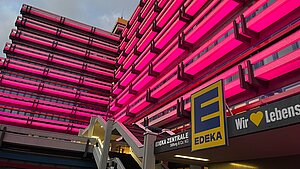 Zum Weltmädchentag 2026 ist die Edeka-Zentrale von außen in pink erleuchtet.