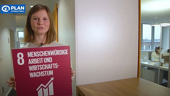 Kathrin stellt das SDG 8 vor: Menschwürdige Arbeit und Wirtschaftswachstum