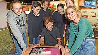 Jugendliche einer Schulgruppe besuchen die Ausstellung Mission 2030 von Plan Internationel Deutschland