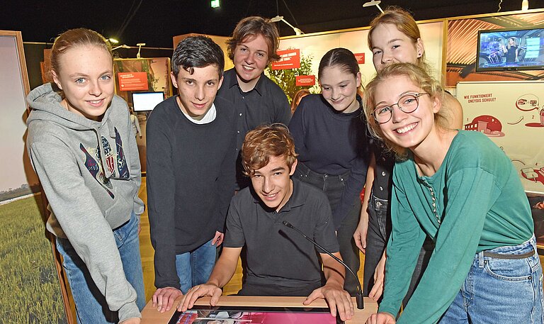Jugendliche einer Schulgruppe besuchen die Ausstellung Mission 2030 von Plan Internationel Deutschland