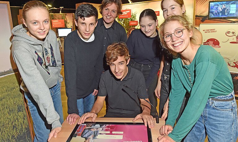 Jugendliche einer Schulgruppe besuchen die Ausstellung Mission 2030 von Plan Internationel Deutschland