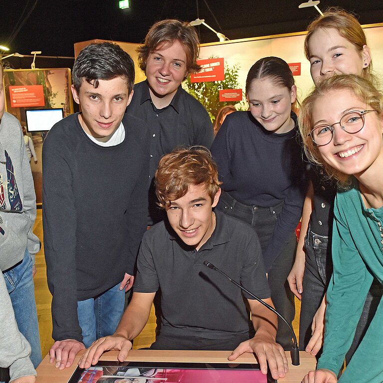 Jugendliche einer Schulgruppe besuchen die Ausstellung Mission 2030 von Plan Internationel Deutschland
