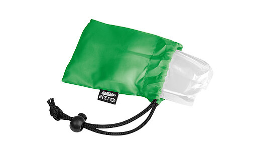 Grüner Beutel aus dem der Regenponcho herausschaut.