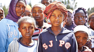 Eine Gruppe von Mädchen in Äthiopien steht zusammen und schaut in die Kamera. Sie sind Beispiele für die Zielgruppe des Projekts "Mädchen vor Gewalt schützen".
