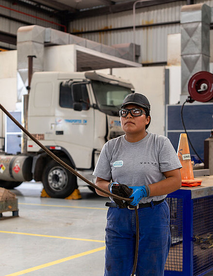 Estefany steht an ihrem Arbeitsplatz in der Werkstatt von Volvo Peru