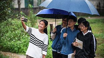 Teilnehmende der Cybersicherheitsworkshops machen ein Selfie