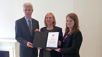 Die Stiftung Hilfe mit Plan wurde mit dem Qualitätssiegel des Bundesverbandes ausgezeichnet. Kathrin Hartkopf und Lena Lüdemann nahmen die Urkunde entgegen.