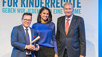 Der Ulrich Wickert Preis für Kinderrechte in der Sparte International ging an José Alberto Mojica Patiño. Charlotte Maihoff, Moderatorin, Nachrichtensprecherin und Plan-Patin überreicht gemeinsam mit Ulrich Wickert die Trophäe. © Plan International/Michael Fahrig