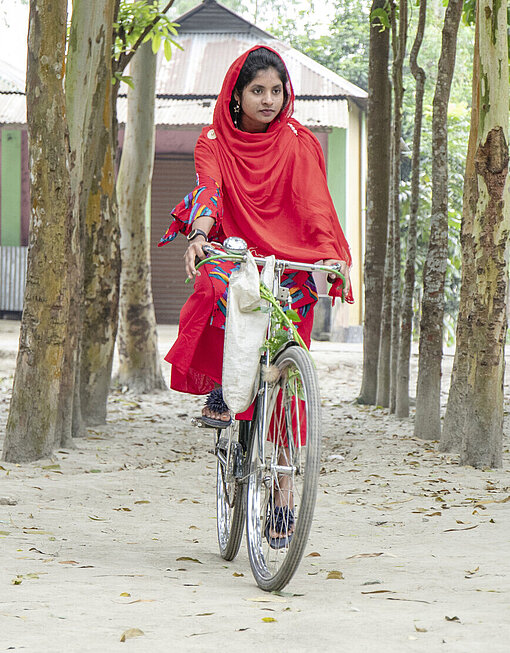 Junges Mädchen Murzia fährt Fahrrad