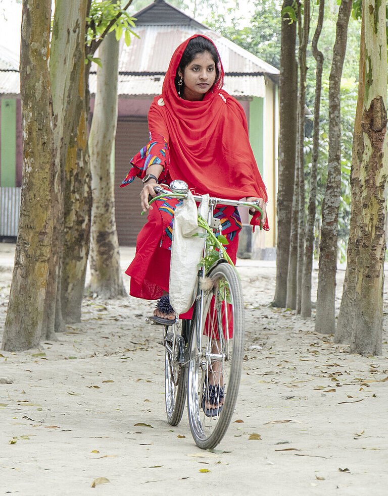 Junges Mädchen Murzia fährt Fahrrad