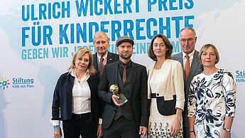 v. l. n. r.: Eva Scholl-Latour, Ulrich Wickert, Preisträger Lukas Roegler, Bundesfamilienministerin Dr. Katarina Barley, Dr. Werner Bauch und Maike Röttger. © Michael Fahrig