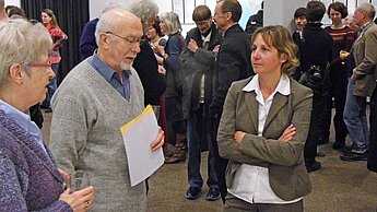 Maike Röttger, Geschäftsführerin von Plan International Deutschland (rechts), eröffnete die Ausstellung im Museum am Schölerberg.