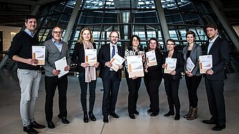 Von links nach rechts: Maximilian Geigenmüller, Jörn Kalinski, Sonja Steffen, Volkmar Klein, Ingrid Lebherz, Sonja Birnbaum, Anja Hajduk, Julia Schilling, Michael Leutert © VENRO Von links nach rechts: Maximilian Geigenmüller, Jörn Kalinski, Sonja Steffen, Volkmar Klein, Ingrid Lebherz, Sonja Birnbaum, Anja Hajduk, Julia Schilling, Michael Leutert © VENRO