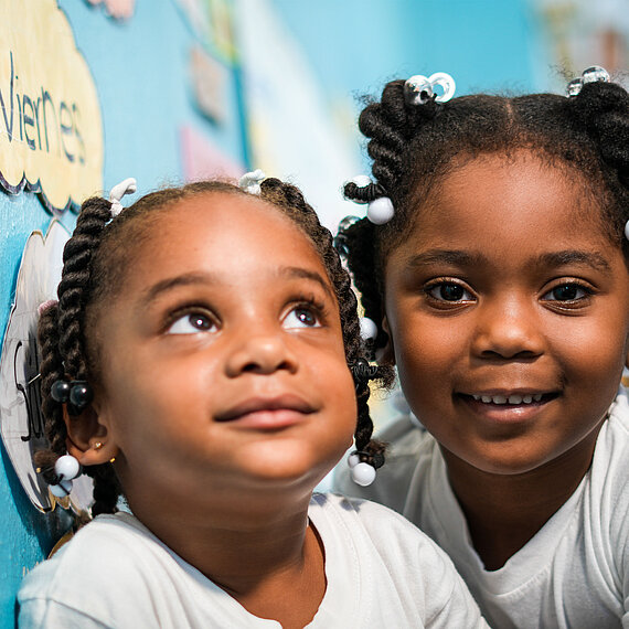 Zwei kleine Mädchen lächeln in die Kamera