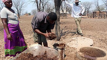 Die Gülle aus den Biogasanlagen können die Bewohner als wertvollen Bio-Dünger für die Landwirtschaft nutzen.