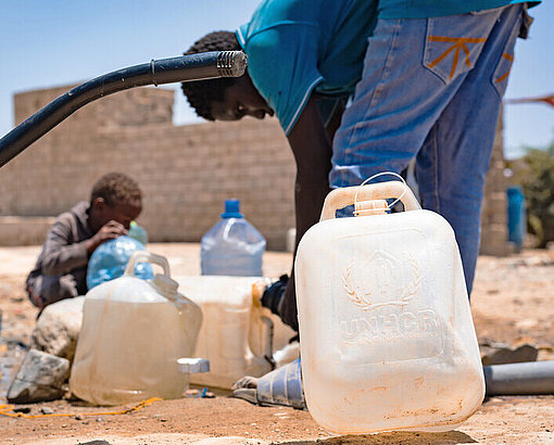 Einige Jungen in Port Sudan holen Wasser in kleinen Kanistern Einige Jungen holen Wasser in kleinen Kanistern