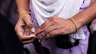 Mit Henna bemalte Hände eines Mädchens