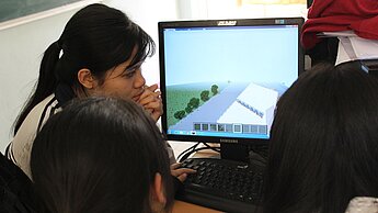 In Gruppen überlegen sich die Mädchen, was ihren Stadtteil sicherer machen würde. © Plan International