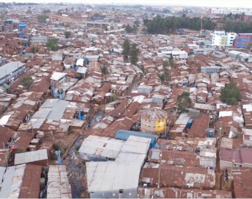 Kibera von oben: Viele Wellblechhütten stehen eng beieinander