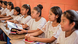 Mädchen in Guatemala erhalten Aufklärung über Menstruation und Hygiene. Guatemaltekische Mädchen lernen in der Schule über Menstruation und Hygiene.