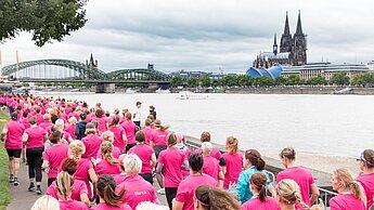 Zum zenten Mal liefen die Teilnehmerinnen des Women's Run am Rheinufer entlang durch die Kölner Altstadt. © Norbert Wilhelmi