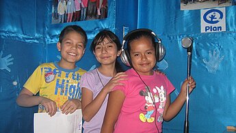 Ein Sonderpreis geht an das Radioprojekt „Die Welt der Jungen und Mädchen" in Peru. © Plan