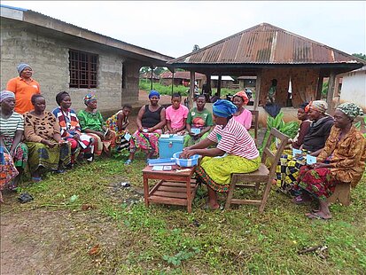 Menschen nehmen an einem Treffen einer Spargruppe teil