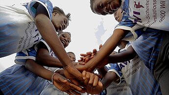 Mädchen in Sambia feiern ihr Tor beim Fußballspiel. Sport spielt eine wichtige Rolle, um Mädchen Selbstbewusstsein zu vermitteln. © Plan
