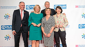 Dr. Werner Bauch und Maike Röttger, Vorstandsvorsitzender sowie Geschäftsführerin von Plan International Deutschland, empfingen zusammen mit Plan-Unterstützer Ulrich Wicker, Dr. Maria Flachsbahrt und Julia Klöckner. © Plan International/Michael Fahrig