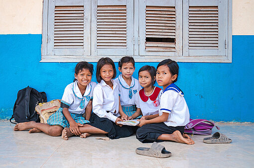 Fünf kleine kambodschanische Mädchen