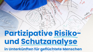 Das Cover zeigt eine Plan-Mitarbeitende, die auf dem Boden auf einem großen Plan zeichnet. Darunter steht: "Partizipative Risiko- und Schutzanalyse in Unterkünften für geflüchtete Menschen".