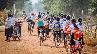 Schulkinder radeln nach Hause