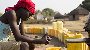 Mädchen an der Wasserversorgungstelle in Südsudan. ©Plan/Mackenzie Knowles-Coursin