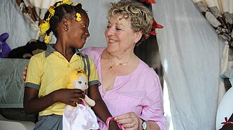 Marie-Luise Marjan mit ihrem jüngsten Patenkind, der siebenjährigen Alexis aus Haiti © Stephan Rumpf/Plan International