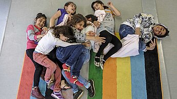 Geschützt spielen, lernen und die Freizeit verbringen sind Kinderrechte – sie gelten auch für geflüchtete Mädchen und Jungen in den Hamburger Plan-Projekten. © Miguel Ferraz Araújo