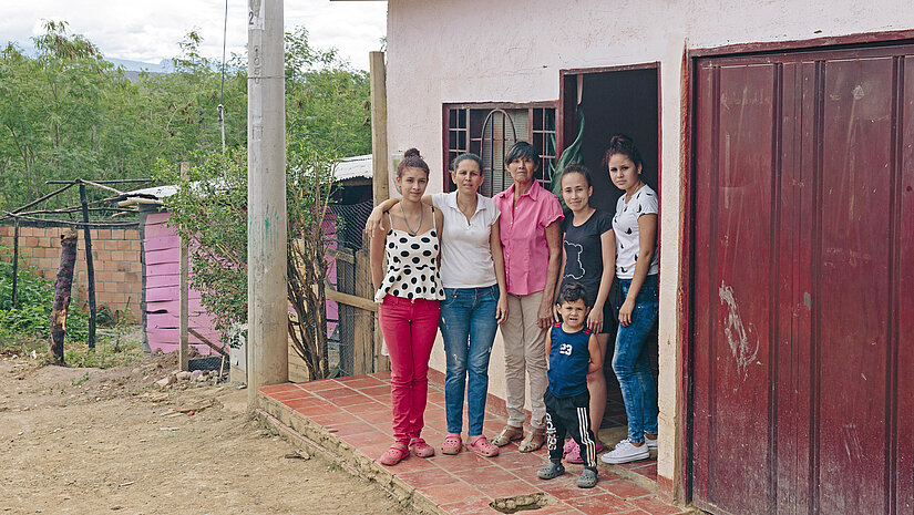 Familie Martinez vor ihrem kleinen Häuschen. © Plan International/Anika Büssemeier