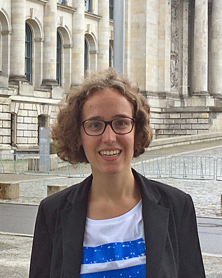 Eine junge Frau vor dem Bundestag in Berlin