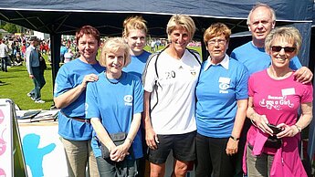 Die AGs Köln und Bonn bekamen am Stand Besuch von Fußball-Weltmeisterin Silke Rottenberg.