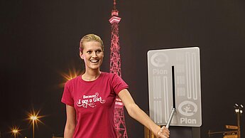 Toni Garrn betätigt in Berlin den Schalter und startet für Plan International Deutschland die bundsweite Beleuchtungsaktion in Pink.