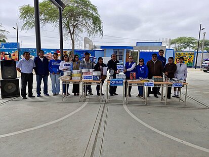 Menschen nehmen an einem Projekt zu Ernährung teil