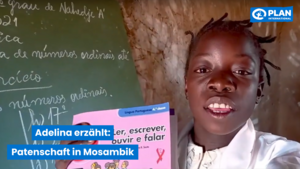 Ein Mädchen steht vor einer Tafel und hält ein Schulbuch hoch. Daneben steht der Text: "Adelina erzählt: Patenschaft in Mosambik"