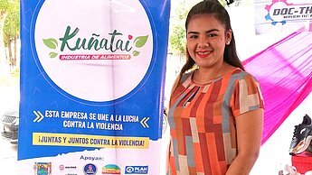 Amitai (21) setzt sich als Gründerin eines eigenen Fashion Labels für mehr Geschlechtergerechtigkeit in der bolivianischen Geschäftswelt ein. Keira Dempsey © Plan International.