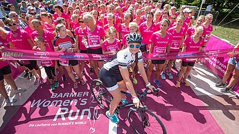 Rund 5.000 Glitzerflitzer enterten Anfang Juli den Hamburger Stadtpark - Yoga, Walken und Laufen standen auf dem Programm. Foto: Norbert Wilhelmi / Barmer Women’s Run