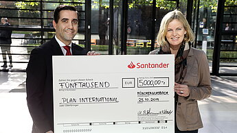 Scheckübergabe mit Santander