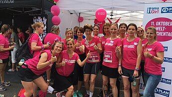 Beste Stimmung am „Because I am a Girl“-Stand: Nicole Schmidt, Andrea Birnbaum, Claudia Pfeiffer (v.r.) mit der Plan-Aktionsgruppe Stuttgart und ihrer Laufgruppe. © Plan