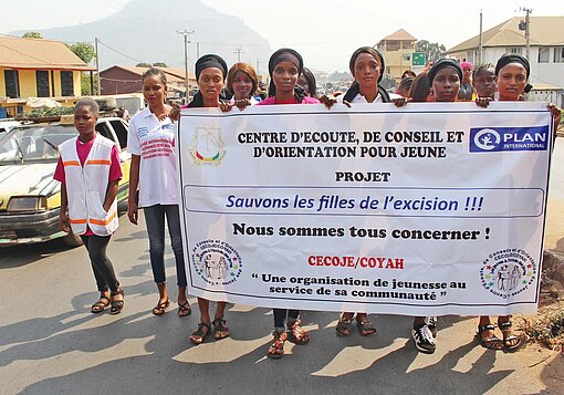 Mehrere Frauen demonstrieren in Guinea