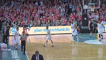 Die Brose Baskets unterstützen Plan auch mit Bandenwerbung.