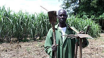 Plan unterstützt die Menschen in den betroffenen Regionen mit Harken, Schaufeln, Gießkannen, Gummistiefeln und Saatgut.© Plan International