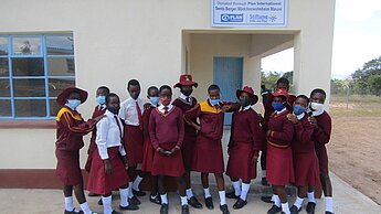 Das von der Stiftung Hilfe mit Plan neu errichtete „Senta Berger Mädchenwohnheim Masasi“ wird 45 Mädchen im Osten Simbabwes den Besuch einer weiterführenden Schule ermöglichen. ©Plan International
